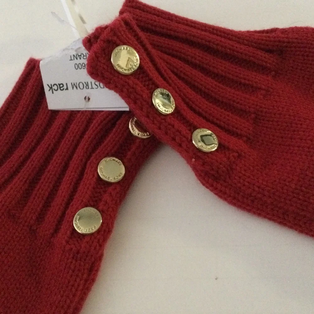 MICHAEL MICHAEL KORS WOMENS KNIT GLOVES WITH GOLD BUTTON DETAIL RED OS NWT
